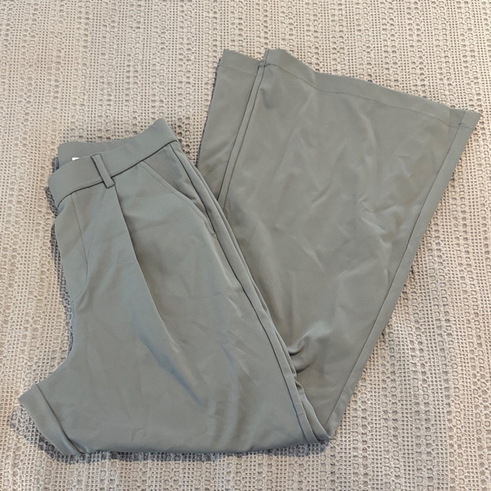 Chic Gray Pleated Trousers